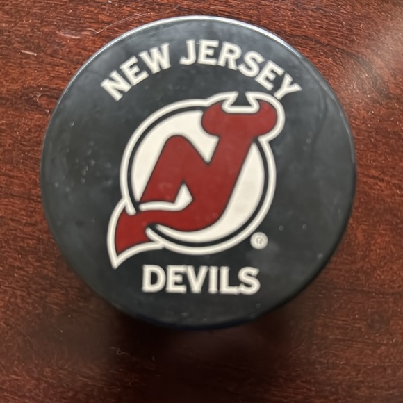Official New Jersey Devils hockey puck. Some slight wear. Very good condition. - Picture 6 of 6